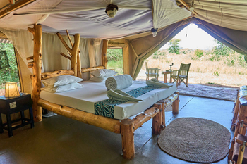 Ikoma Tented Camp: Bett mit Handtüchern und Blütenblättern
