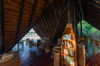 Kanyemba Lodge: Bücherregal