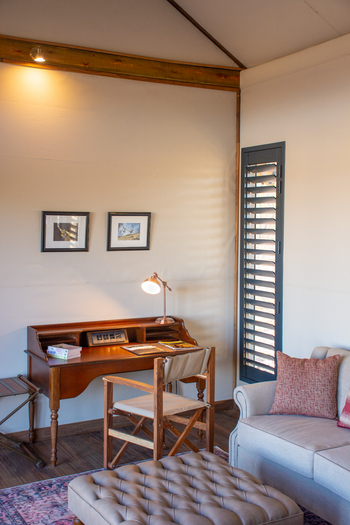 Kwara Camp Kwara Camp: Schreibtisch mit Stuhl