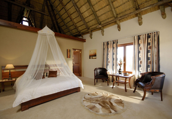 Okutala Lodge: Bett mit Moskitonetz