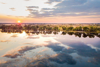 Pom Pom Camp: Sonnenuntergang über einer Wasserlandschaft