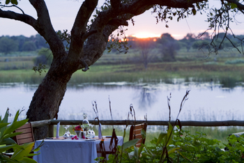 Thamalakane River Lodge: Dinner am Fluss