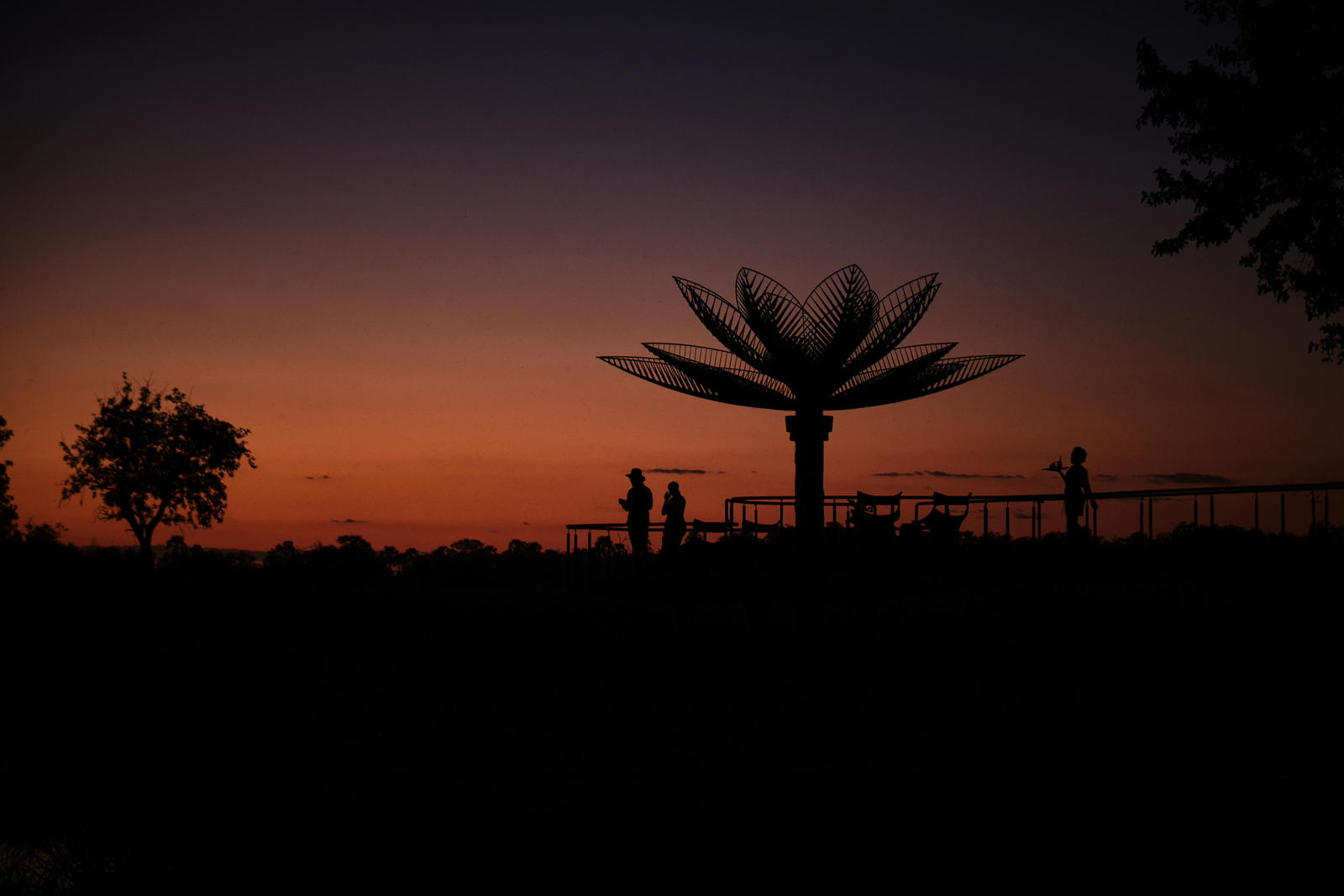 Xigera Safari Lodge Xigera Safari Lodge: Abend an der Seerosenskulptur