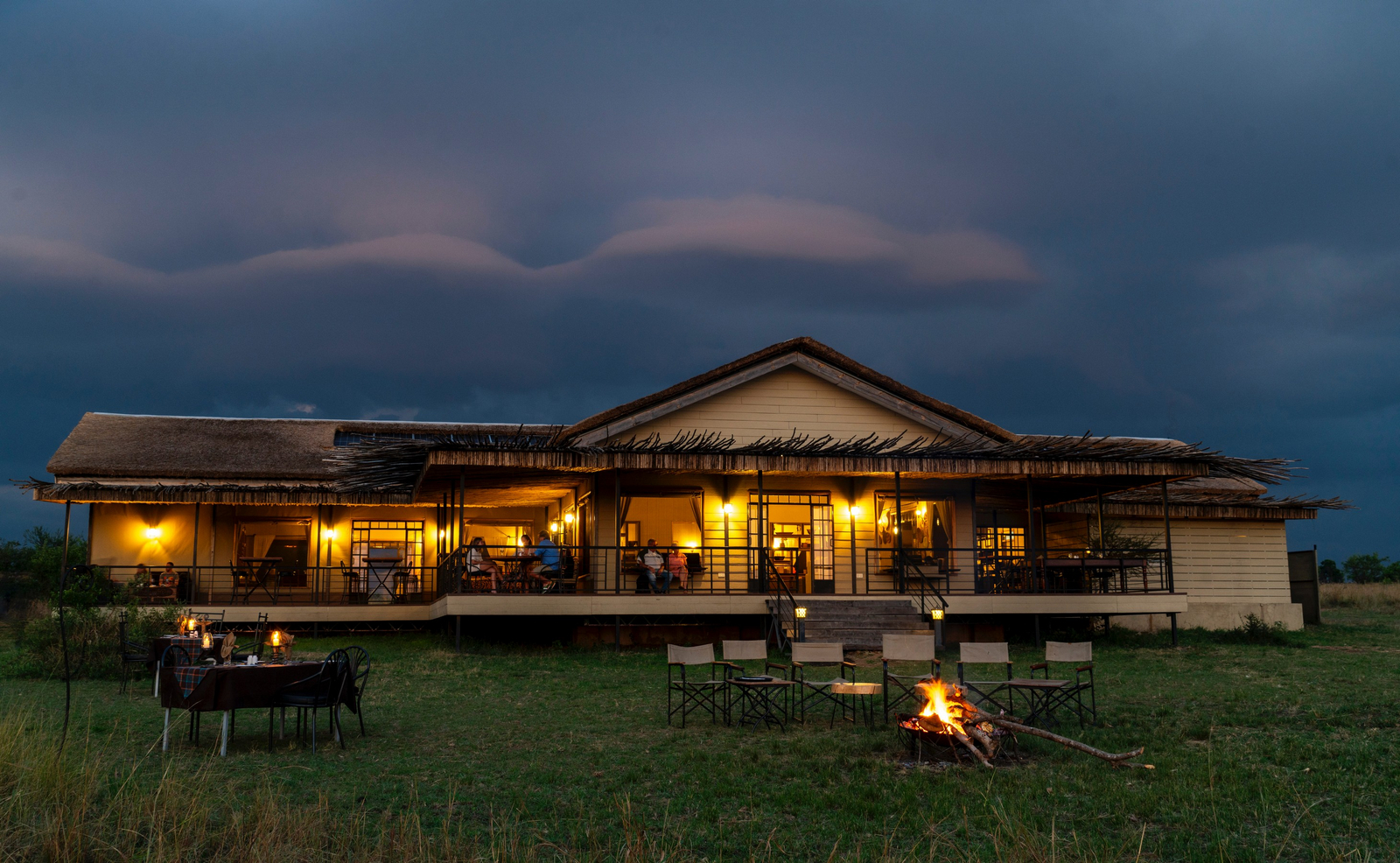 Serengeti Mara River Camp Serengeti Mara River Camp: Camp am Abend mit Feuerstelle