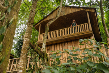 Buhoma Lodge: Gast auf dem Balkon
