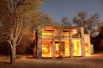 Camelthorn Lodge Camelthorn Lodge: Lodge bei Nacht