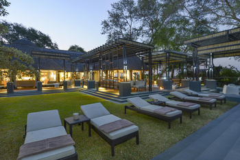 Chobe Water Villas: Liegestühle