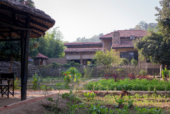 Kings Lodge: Garten vor dem Hauptgebäude