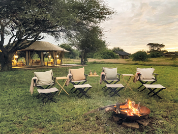 Legendary Mila Tented Camp: Regiesessek am Lagerfeuer