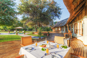 Leroo La Tau Lodge: Lunch auf dem Deck