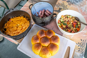 Losika Elephant Camp: Rustikales Outdoor-Mahl mit warmen Speisen