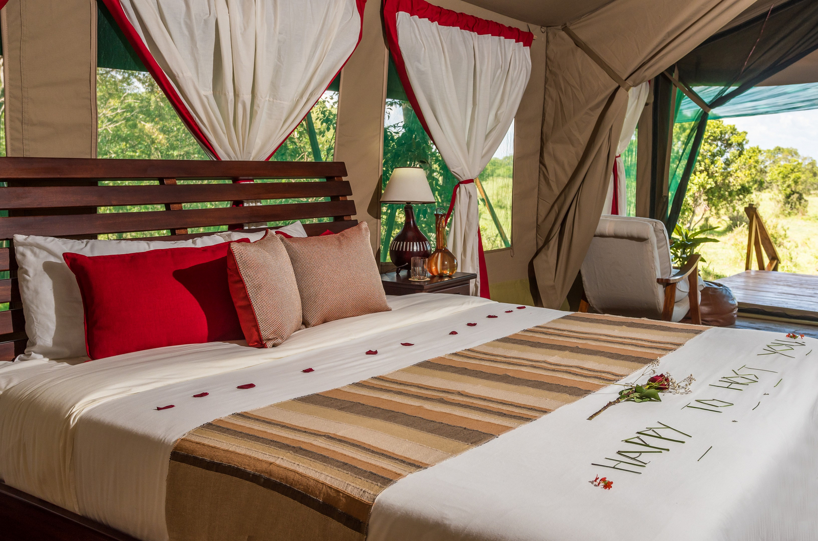 Losokwan Luxury Tented Camp Losokwan Luxury Tented Camp: Doppelbett mit Willkommensgruß