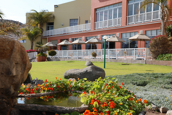 Lüderitz Nest Hotel: Rasen