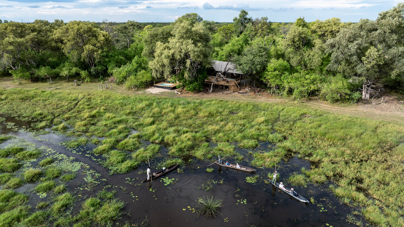 MmaTsebe Tented Camp MmaTsebe Tented Camp: Mekoro vor dem Camp