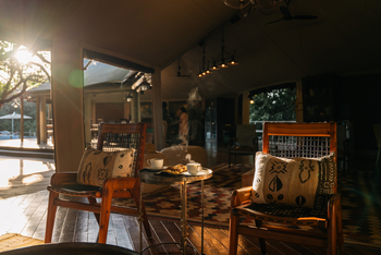 Muzimu Lodge: Sessel und Kaffee