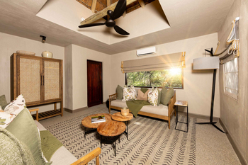 Sabi Sabi Bush Lodge: Gemütlicher Lounge-Bereich mit Holzmöbeln