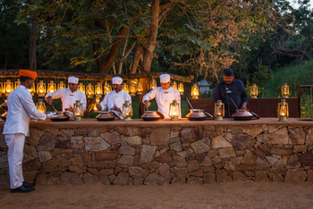Sujan Sher Bagh: Das Abendessen wird frisch vor den Gästen auf dem Steinofen zubereitet