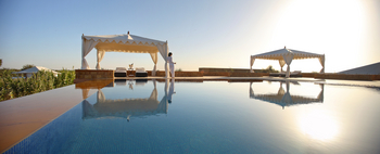 Sujan The Serai: Blick über Pool und Ruhezelte im Morgenlicht