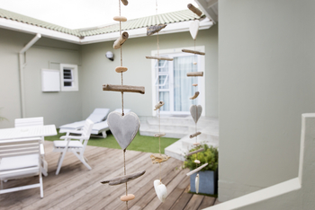 Swakopmund Guesthouse: Deko im Innenhof