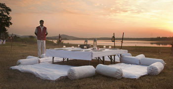 The Bison Resort: Kissenlager am See