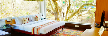 The Riverwood Forest Retreat: Doppelbett mit Blick