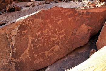 Twyfelfontein Country Lodge: Fels mit Gravuren