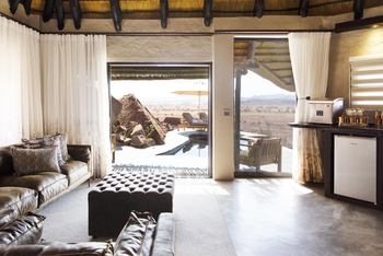 Twyfelfontein Country Lodge: Wohnbereich in der Luxussuite