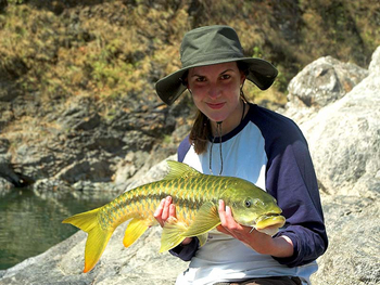 Vanghat: Volunteer mit Golden Mahseer Fish aus dem Ranganga