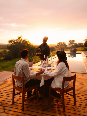 Asanja Nyasirori: Dinner am Pool