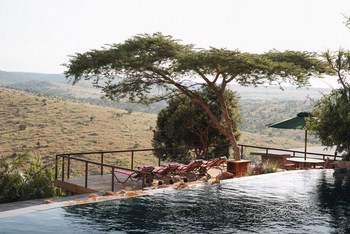 Borana Lodge Borana Lodge: Terasse mit Sonnenliegen