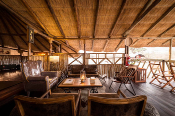 Camp Savuti: Lounge unter Reetdach