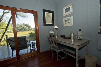 Chitabe Lediba: Schreibtisch