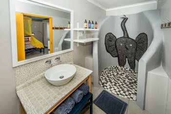 Etosha Safari Camp: Elefantendusche und Waschtisch