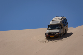 Hoanib Skeleton Coast Camp: Jeep in der Wüste