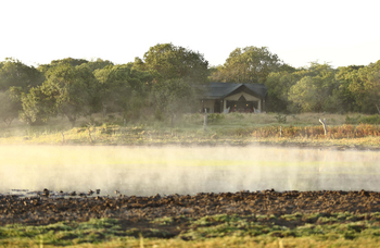 Kicheche Laikipia Camp: Dunst vor einem Zelt