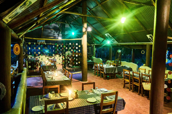 Lake Natron Tented Camp: Rustikale Abendessen mit Kerzenlicht und Boho-Deko