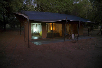 Lale's Camp: Gästezelt bei Nacht