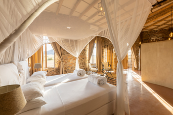 Le Mirage: Bett mit Moskitonetz