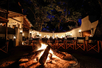 Notten's Bush Camp: Boma bei Nacht