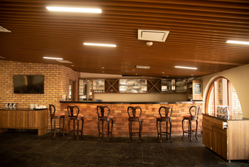 Om Vilas: Ziegelstein-Bar im Machaan-Restaurant