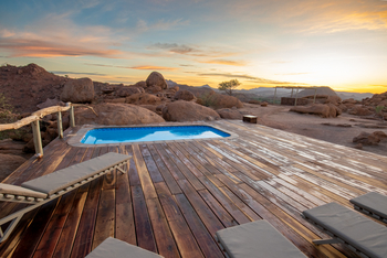 Ondjamba Hills: Liegestühle am Pool