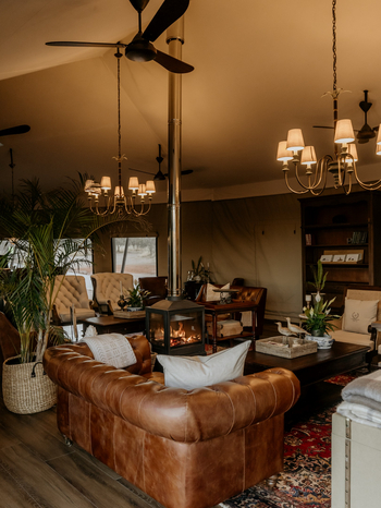 Otjiwa Thornbush Tented Camp: Elegante Safari-Lounge mit Chesterfield-Sofa und Kamin