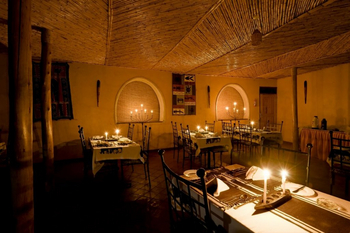 Primate Lodge: Restaurant im Kerzenschein