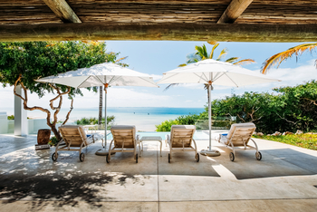 Santorini Mozambique: Poolterrasse The Chapel