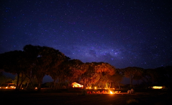 Saruni Rhino Camp: Lagerfeuer unter Sternenhimmel