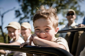 Singita Sweni Lodge: Kind genießt Pirschfahrt im offenen Geländewagen