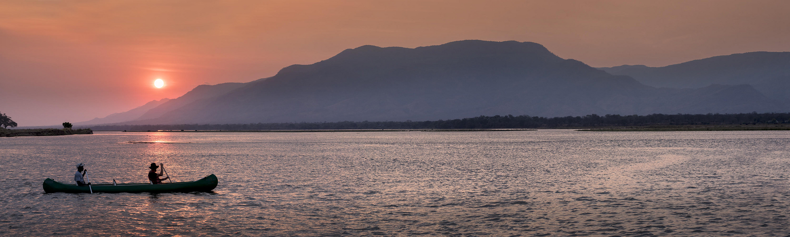 Zambezi Expeditions Zambezi Expeditions: Kanufahren im Sonnenuntergang