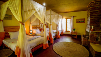 Arusha Safari Lodge: Vier Betten mit Herz-Handtuch und Moskitonetzen