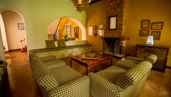 Arusha Safari Lodge: Wohnzimmer mit Kamin und Schachspiel