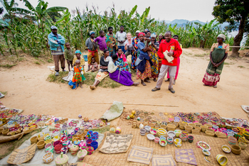 Chameleon Hill Forest Lodge: Dorfbewohner vor traditionellen Körben